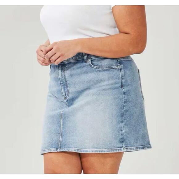 Lane Bryant Medium Wash denim Mini Skirt Size 26 NWOT - Picture 1 of 4
